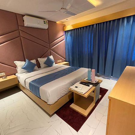 Hotel Phoniex 阿穆达巴 外观 照片