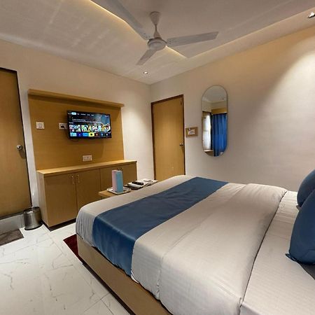 Hotel Phoniex 阿穆达巴 外观 照片