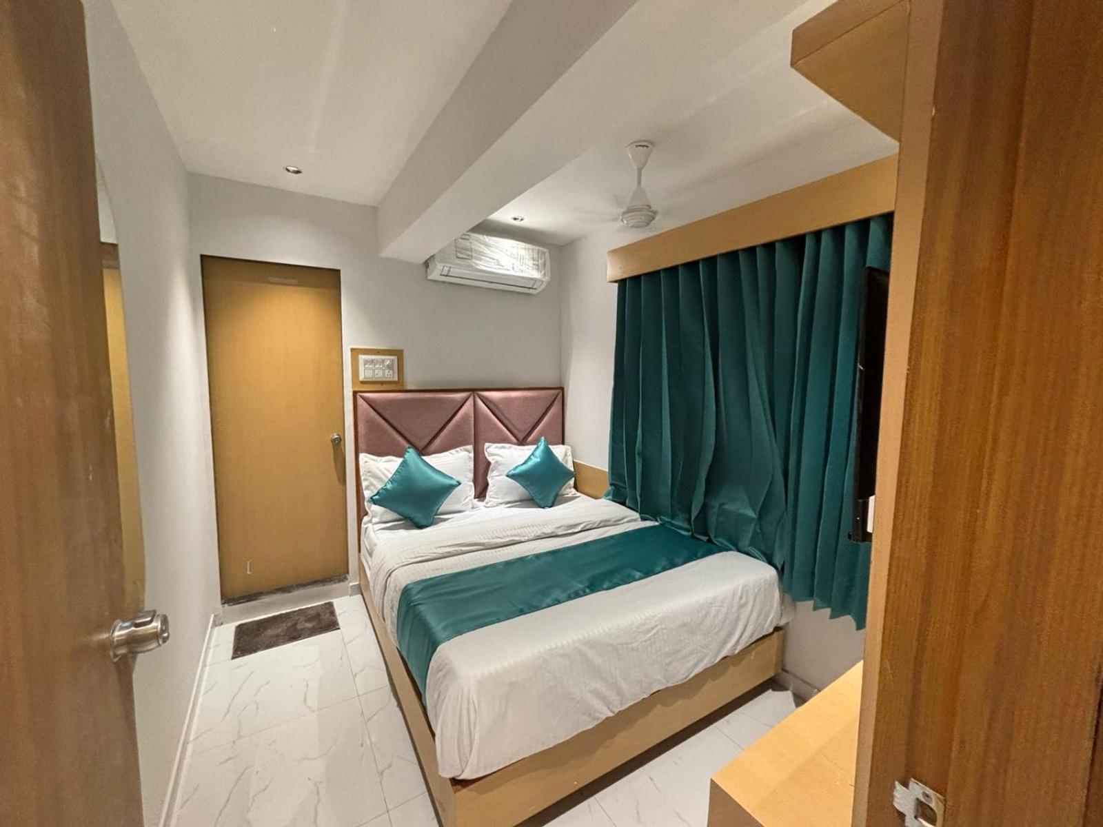 Hotel Phoniex 阿穆达巴 外观 照片