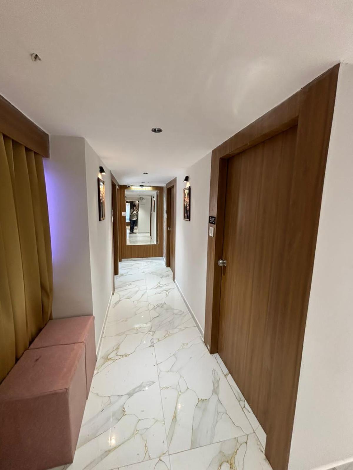 Hotel Phoniex 阿穆达巴 外观 照片