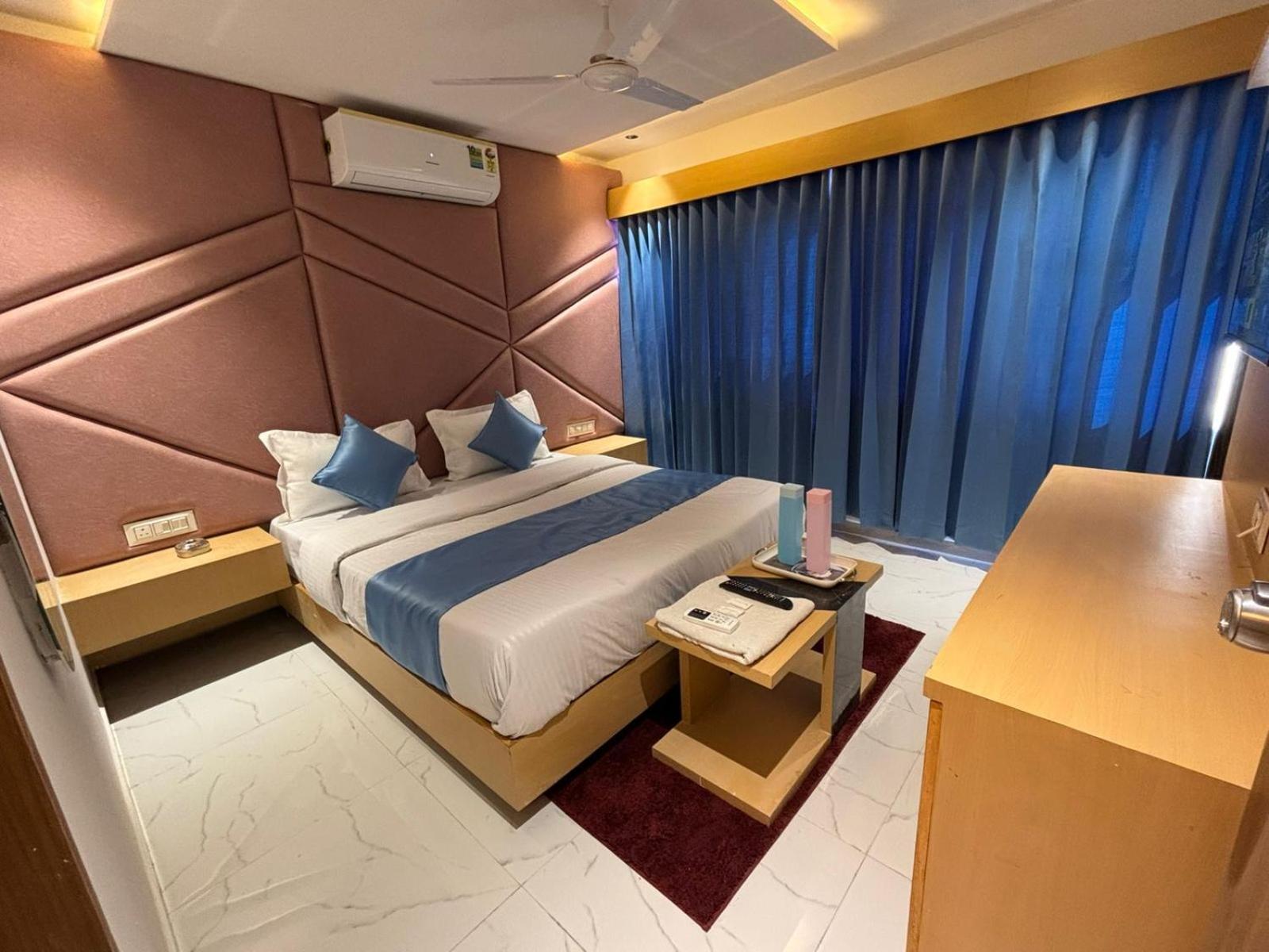 Hotel Phoniex 阿穆达巴 外观 照片