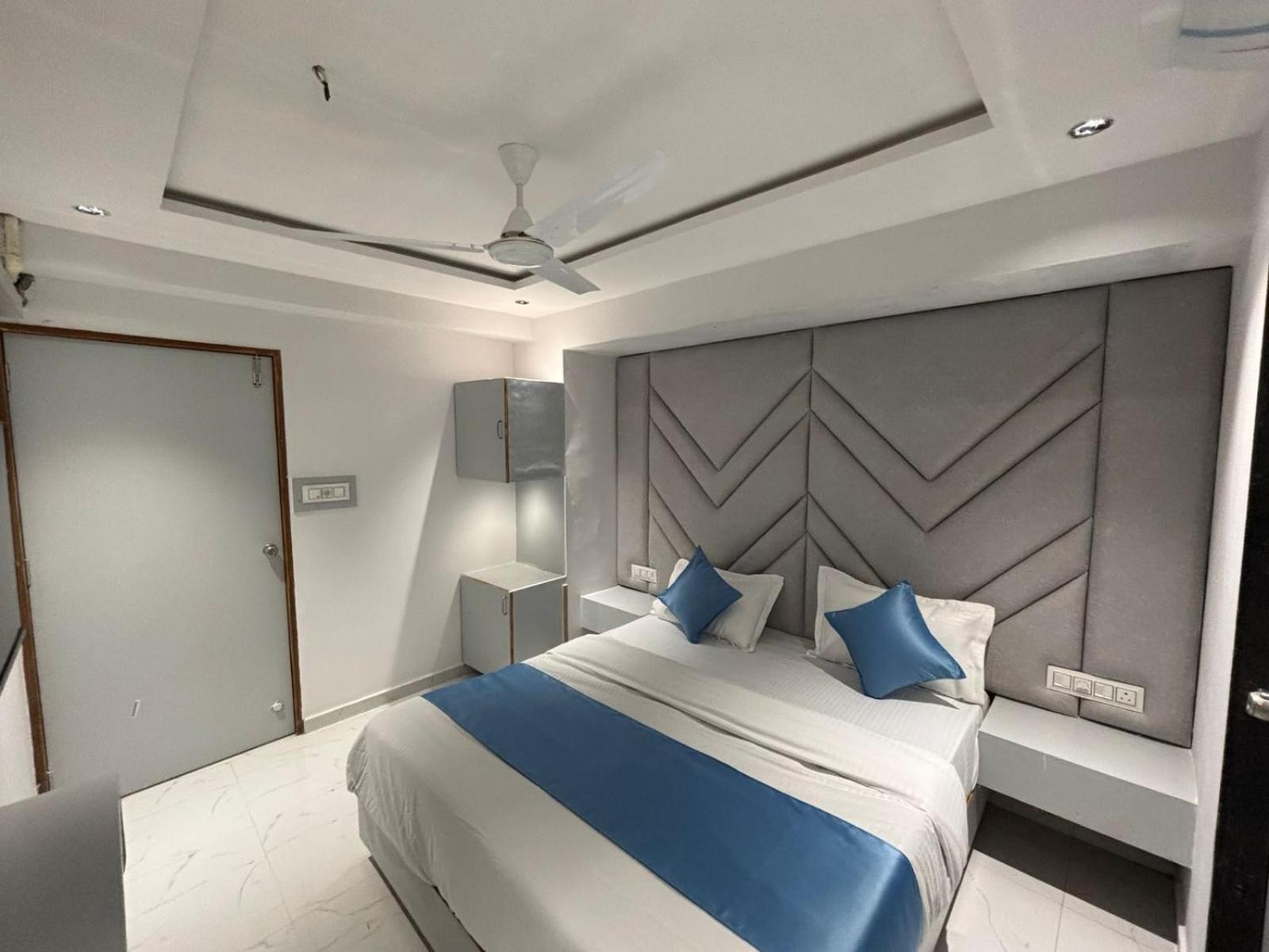 Hotel Phoniex 阿穆达巴 外观 照片