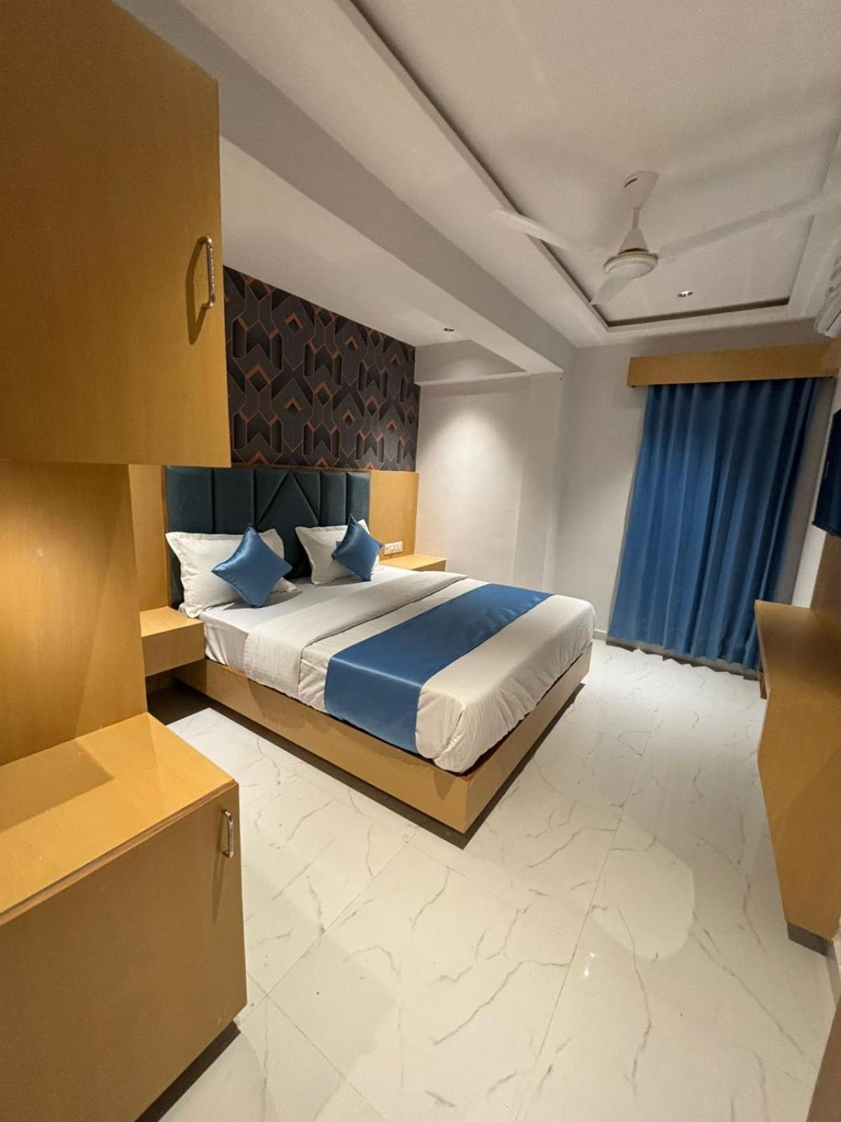 Hotel Phoniex 阿穆达巴 外观 照片