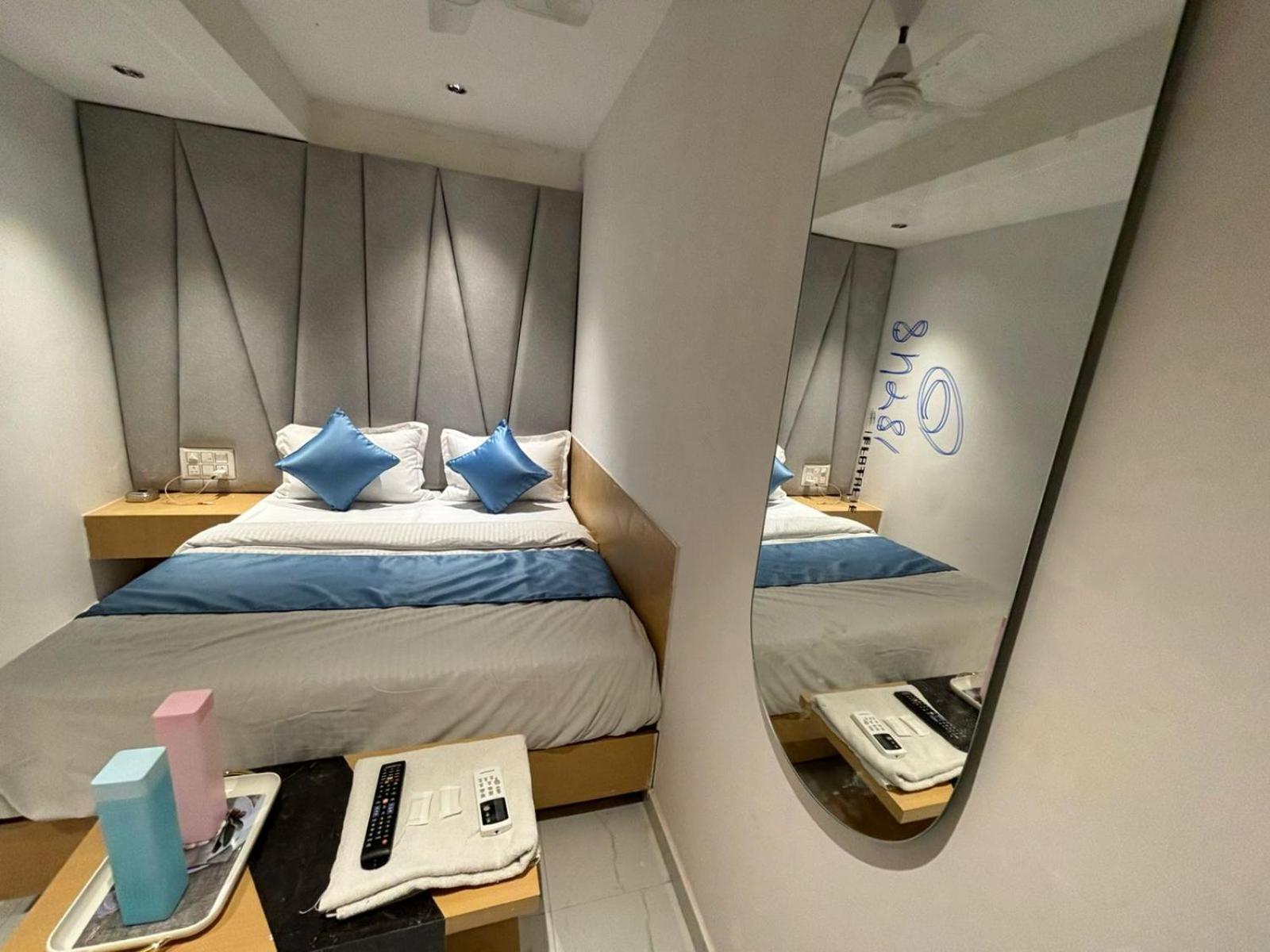 Hotel Phoniex 阿穆达巴 外观 照片