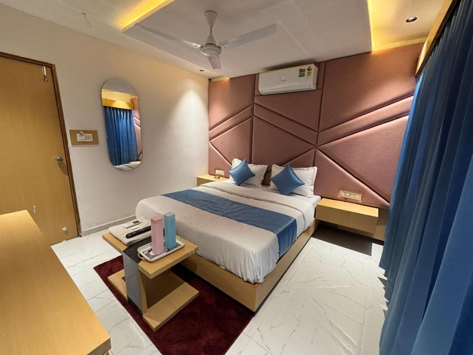Hotel Phoniex 阿穆达巴 外观 照片