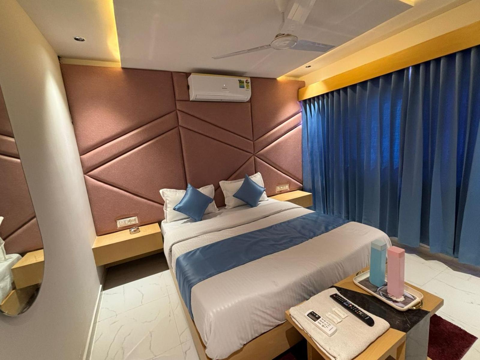 Hotel Phoniex 阿穆达巴 外观 照片
