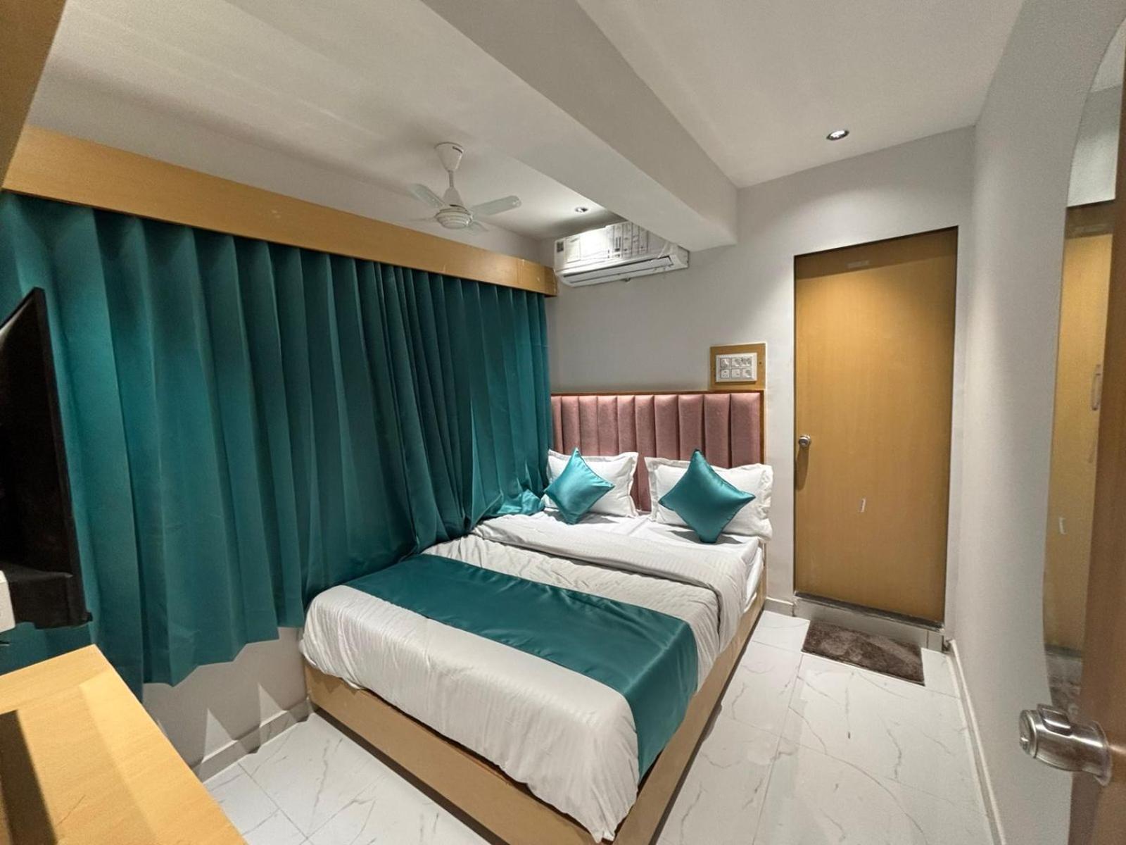 Hotel Phoniex 阿穆达巴 外观 照片