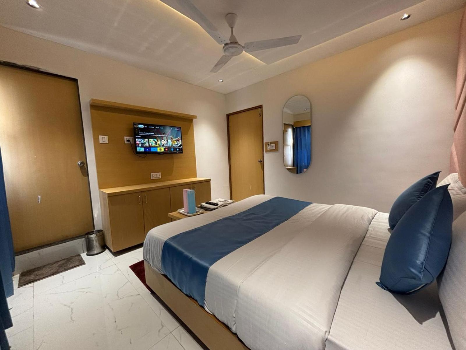 Hotel Phoniex 阿穆达巴 外观 照片