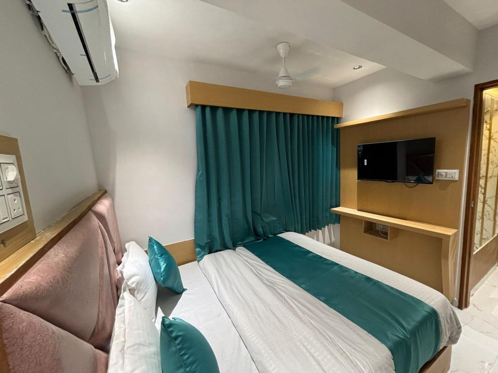 Hotel Phoniex 阿穆达巴 外观 照片