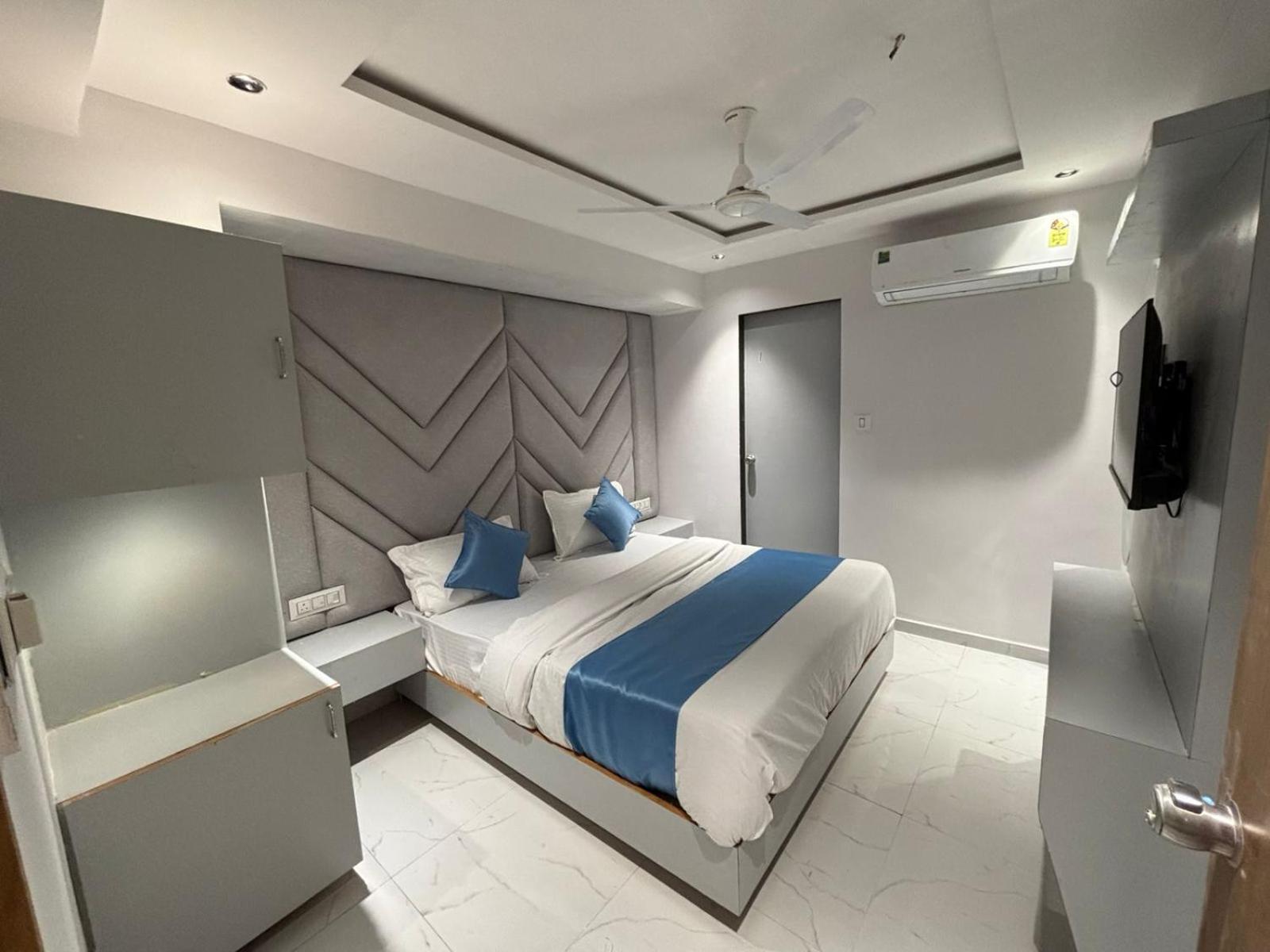 Hotel Phoniex 阿穆达巴 外观 照片