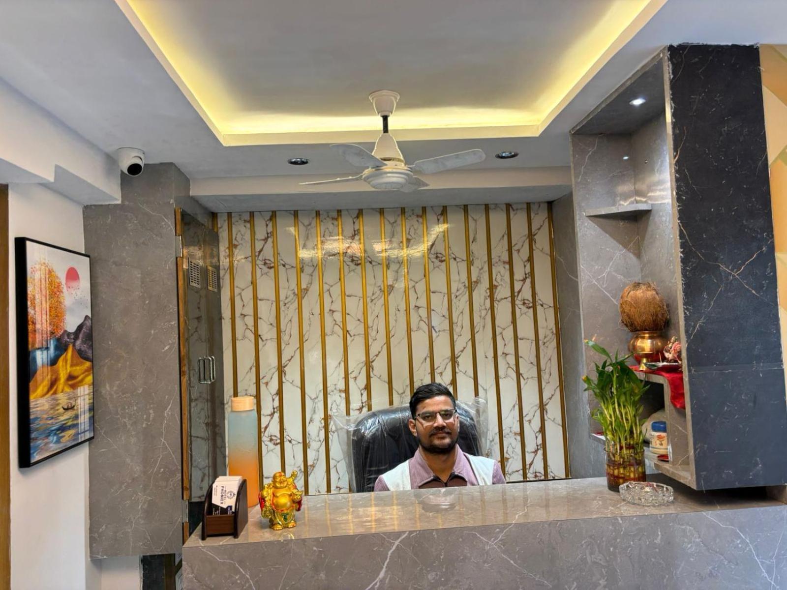Hotel Phoniex 阿穆达巴 外观 照片