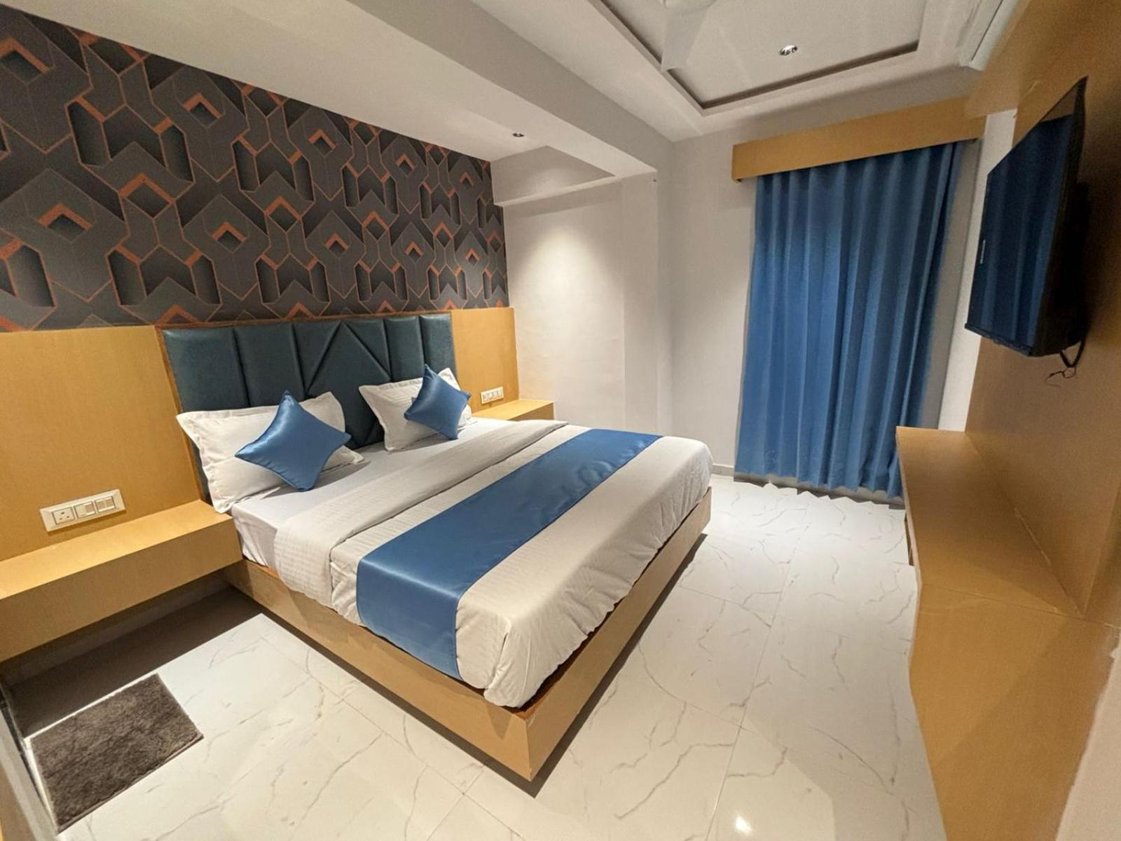 Hotel Phoniex 阿穆达巴 外观 照片
